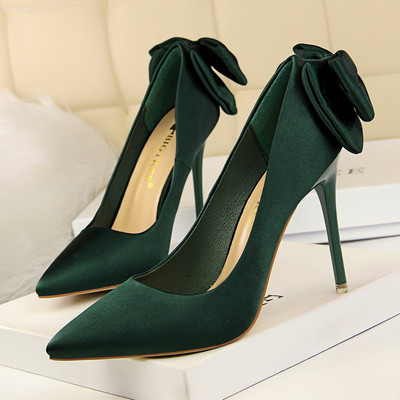 Mūsdienu sieviešu apavu smails modelis un lentes elements