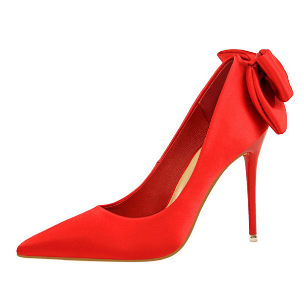 Mūsdienu sieviešu apavu smails modelis un lentes elements