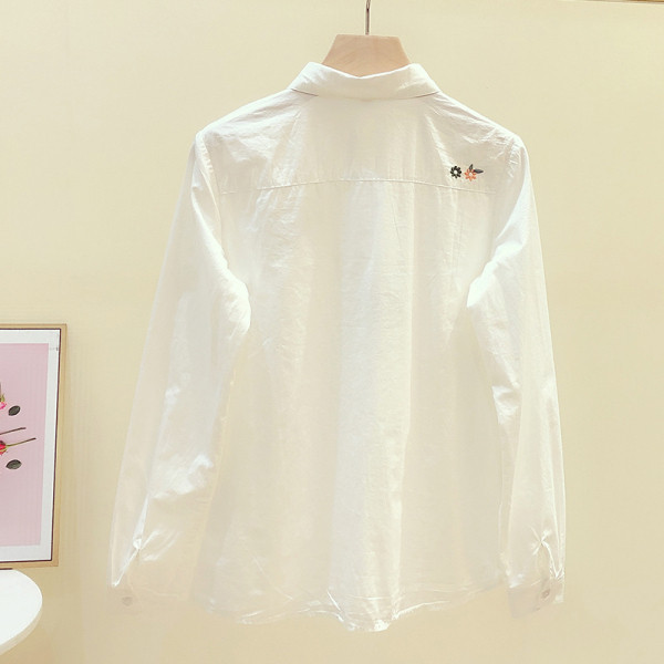 Moderns sieviešu krekls ar garām piedurknēm un izšuvumiem