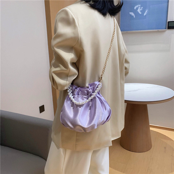 Moderna sieviešu soma no eko ādas ar dekoratīvām pērlēm