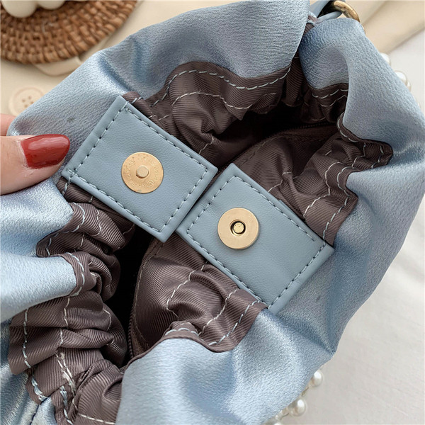 Moderna sieviešu soma no eko ādas ar dekoratīvām pērlēm