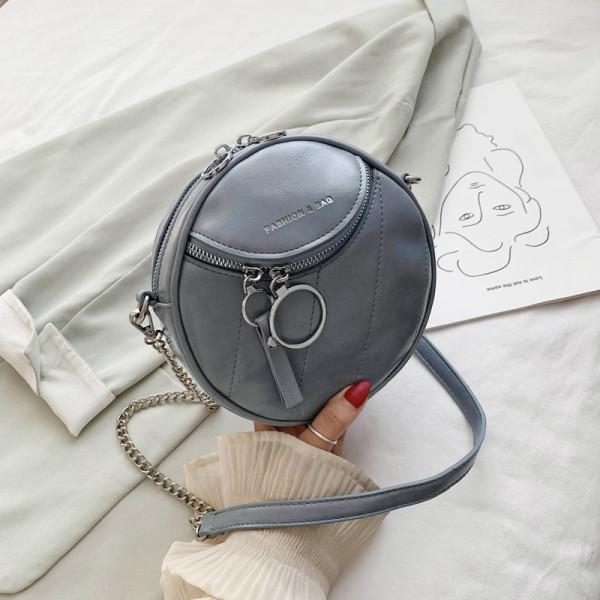 Öko bőrből készült, kerek alakú női topiktáska