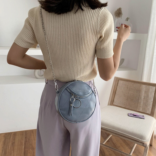 Öko bőrből készült, kerek alakú női topiktáska