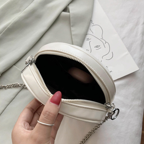 Öko bőrből készült, kerek alakú női topiktáska