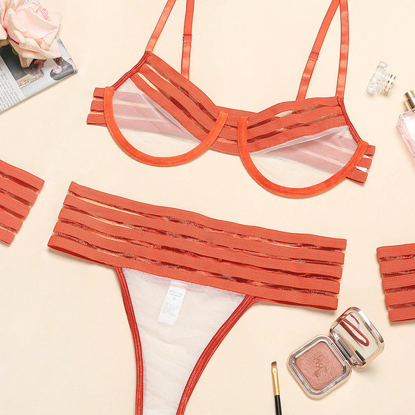 Γυναικεία εσώρουχα σε τρία μέρη