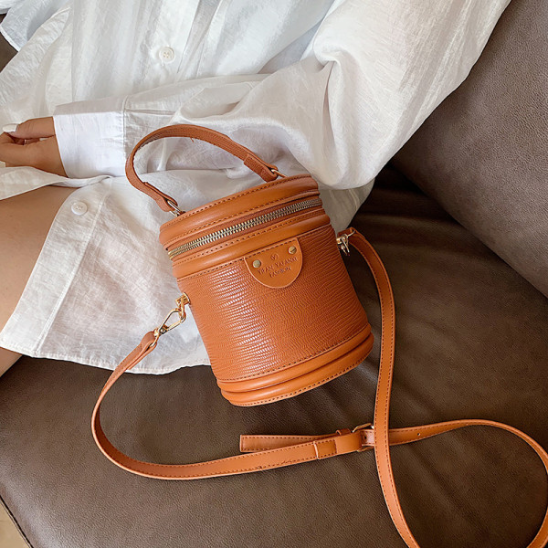 Maza sieviešu soma no eko ādas ar gariem un īsiem rokturiem