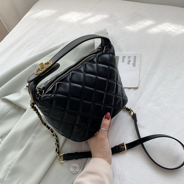 Stilīgs sieviešu somas vienkāršs modelis ar rokturi