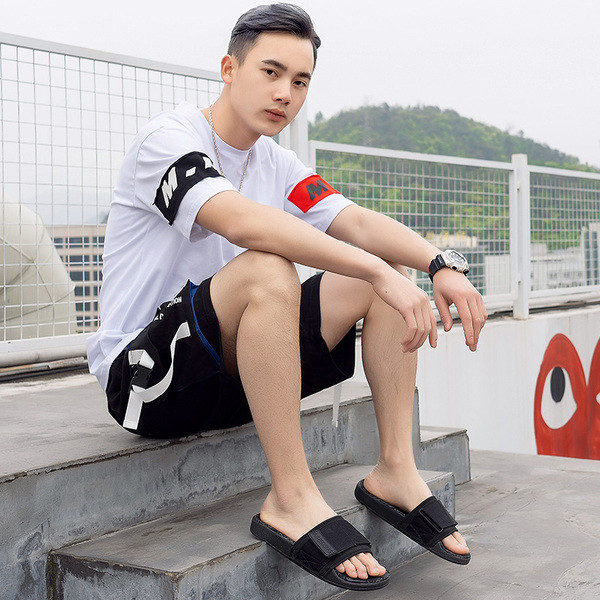 Vīriešu ikdienas čības ar uzrakstiem un plakanu zoli