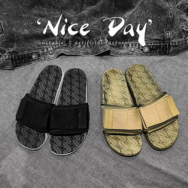 Vīriešu ikdienas čības ar uzrakstiem un plakanu zoli