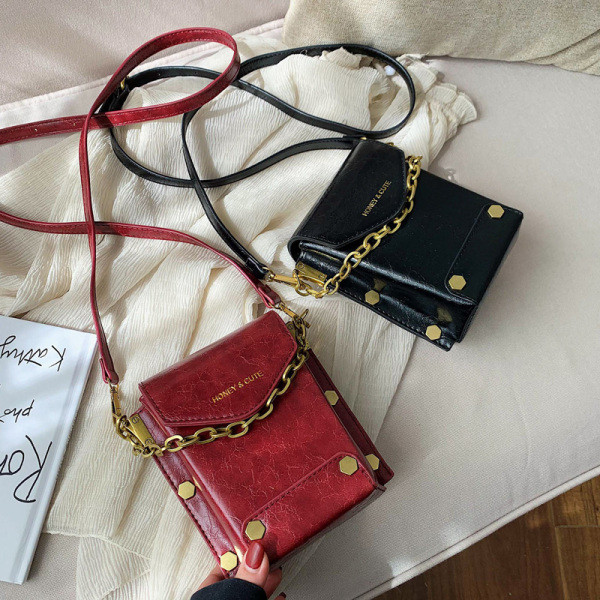 Mūsdienīga sieviešu soma no eko ādas ar uzrakstiem