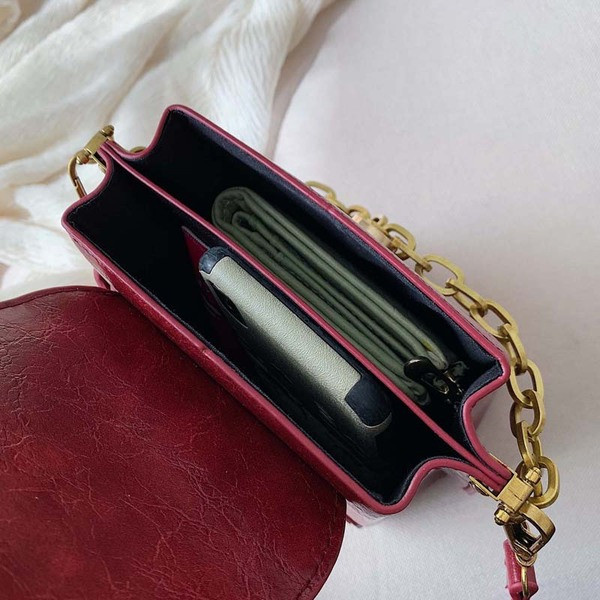 Mūsdienīga sieviešu soma no eko ādas ar uzrakstiem