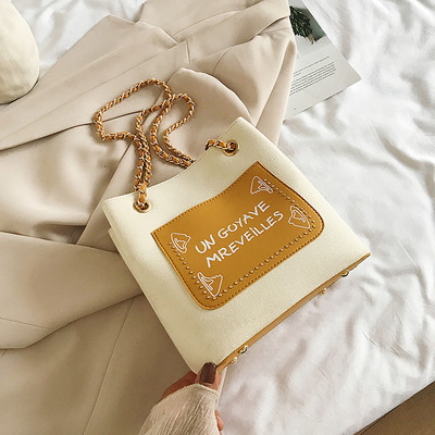 Dāmas plecu soma ar garu rokturi un uzrakstiem