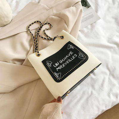 Dāmas plecu soma ar garu rokturi un uzrakstiem