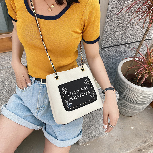 Dāmas plecu soma ar garu rokturi un uzrakstiem