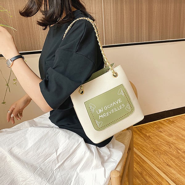 Dāmas plecu soma ar garu rokturi un uzrakstiem