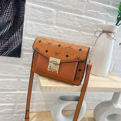 Sieviešu maza mākslīgās ādas soma ar metāla elementu un garu rokturi