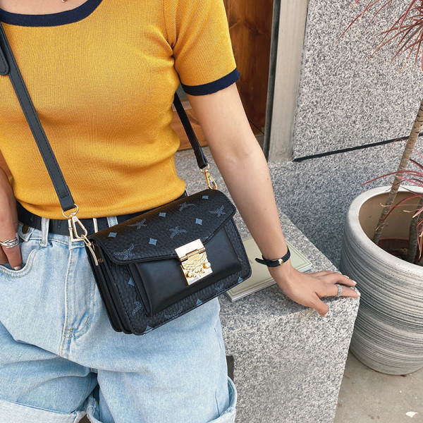 Sieviešu maza mākslīgās ādas soma ar metāla elementu un garu rokturi