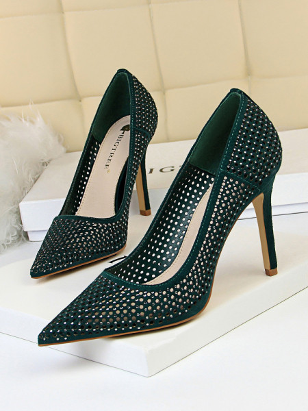 Stilīgi sieviešu apavi ar plānu papēdi smailu modeli