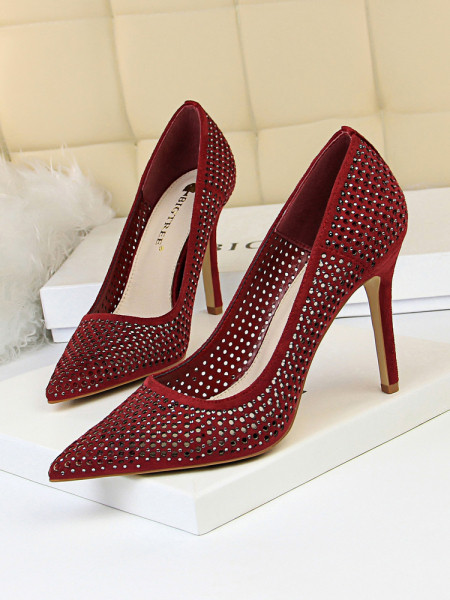 Stilīgi sieviešu apavi ar plānu papēdi smailu modeli