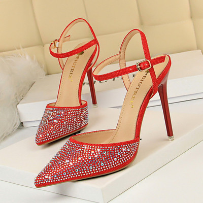 Stilīgas sieviešu sandales ar akmeņu elementu un augstiem papēžiem