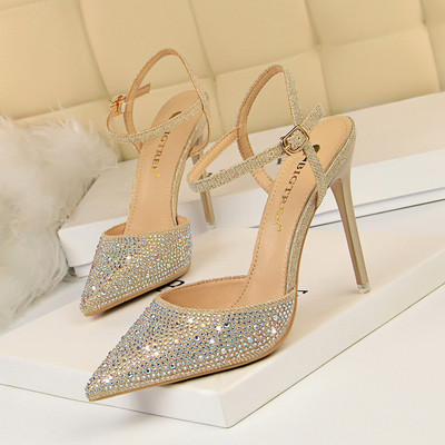 Stilīgas sieviešu sandales ar akmeņu elementu un augstiem papēžiem
