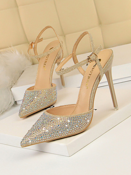 Stilīgas sieviešu sandales ar akmeņu elementu un augstiem papēžiem