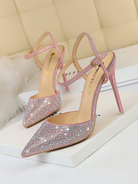 Stilīgas sieviešu sandales ar akmeņu elementu un augstiem papēžiem