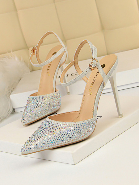 Stilīgas sieviešu sandales ar akmeņu elementu un augstiem papēžiem