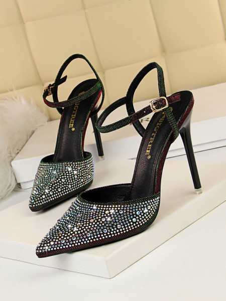 Stilīgas sieviešu sandales ar akmeņu elementu un augstiem papēžiem