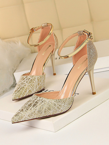 Pašreizējais sieviešu sandales smails modelis un plāns papēdis