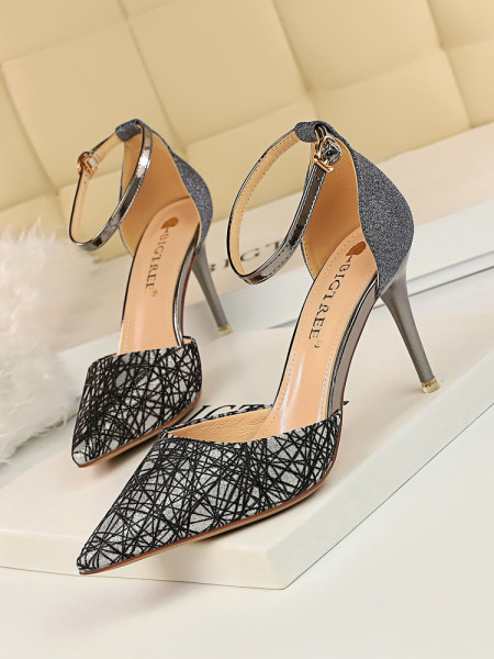 Pašreizējais sieviešu sandales smails modelis un plāns papēdis