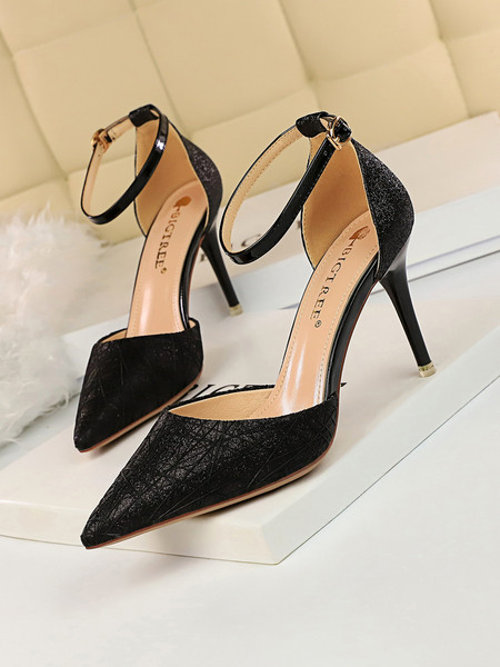 Pašreizējais sieviešu sandales smails modelis un plāns papēdis