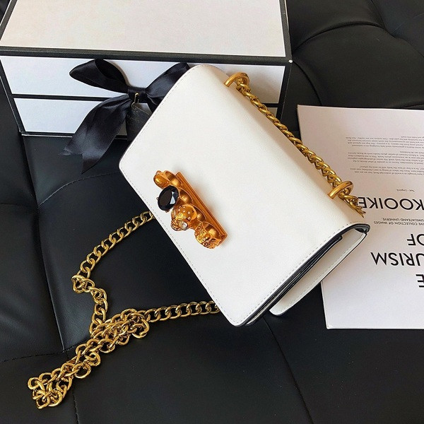 Sieviešu soma ar metāla elementiem un garu rokturi