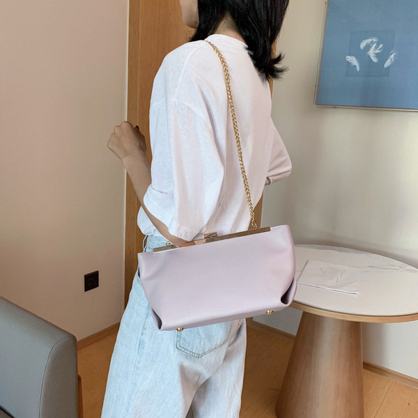 Moderna sieviešu soma no tīras eko ādas