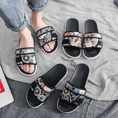 Modernas vīriešu čības ar plakanu zoli un krāsainu rakstu