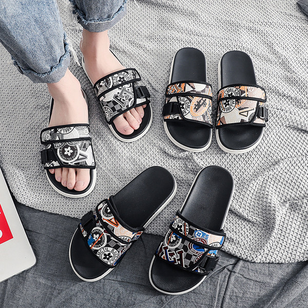 Modernas vīriešu čības ar plakanu zoli un krāsainu rakstu