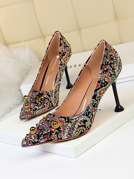 Sieviešu apavu smails modelis ar etno motīviem