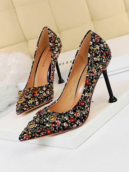 Sieviešu apavu smails modelis ar etno motīviem