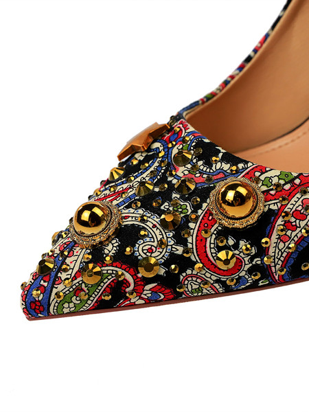 Sieviešu apavu smails modelis ar etno motīviem