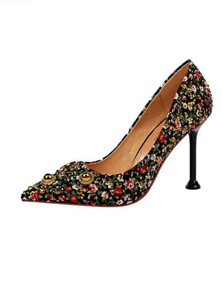 Sieviešu apavu smails modelis ar etno motīviem