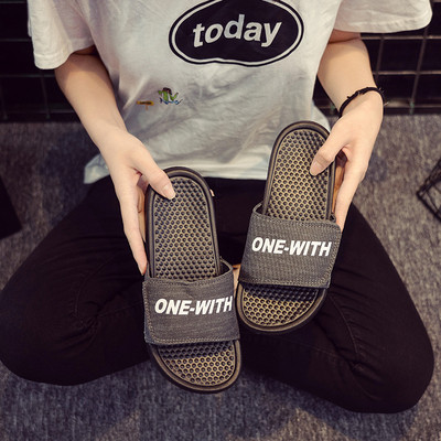 Vīriešu ikdienas čības ar uzrakstu un plakanu zoli