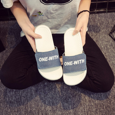 Vīriešu ikdienas čības ar uzrakstu un plakanu zoli