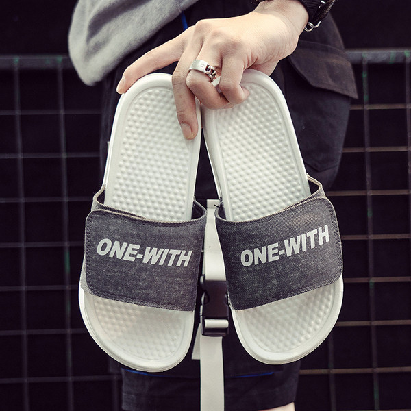 Vīriešu ikdienas čības ar uzrakstu un plakanu zoli