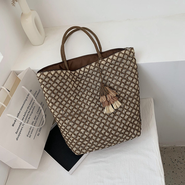 Stílusos női kézitáska bojttal