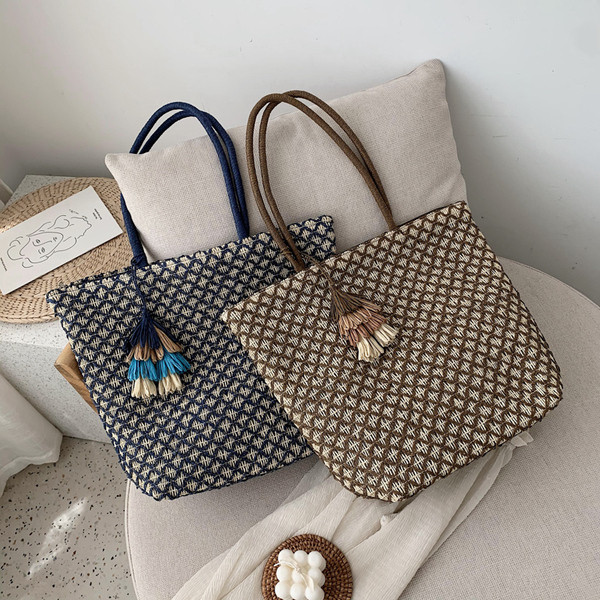 Stílusos női kézitáska bojttal