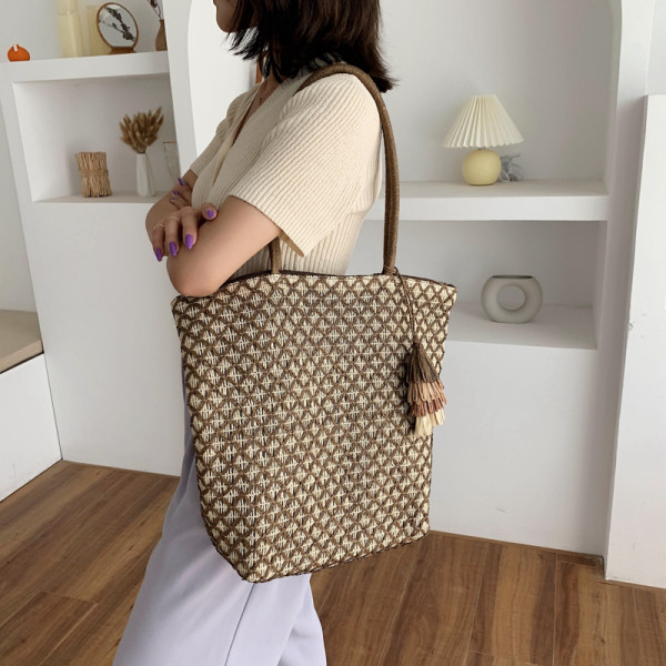 Stílusos női kézitáska bojttal