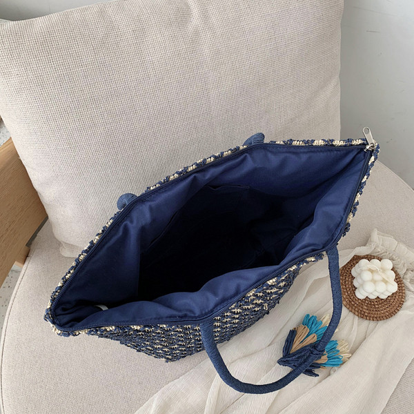 Stílusos női kézitáska bojttal