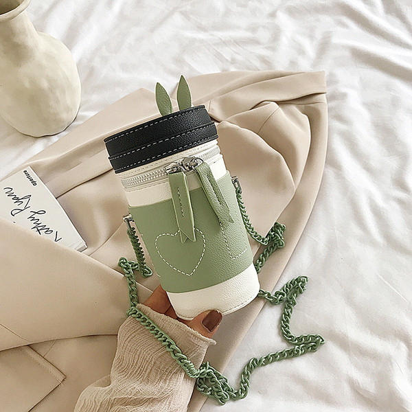 Moderna sieviešu soma ar garu rokturi un 3D elementu