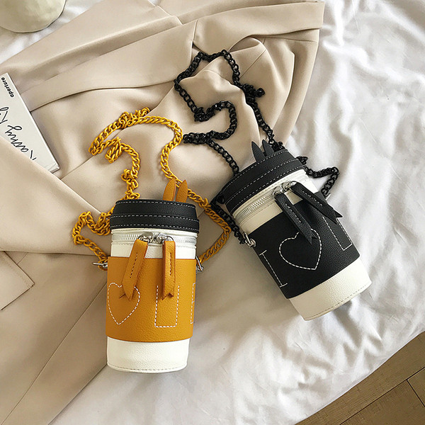 Moderna sieviešu soma ar garu rokturi un 3D elementu