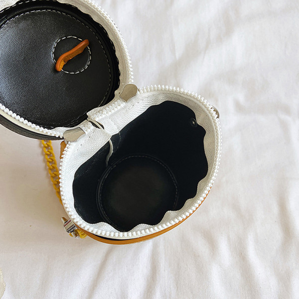 Moderna sieviešu soma ar garu rokturi un 3D elementu